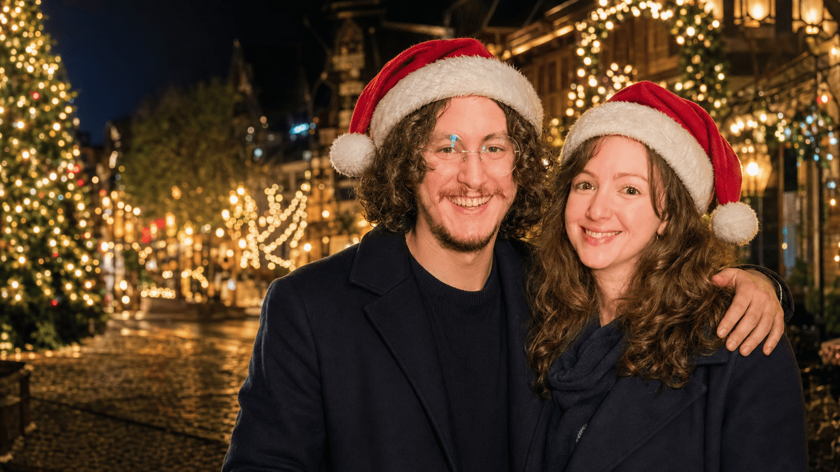 PH e Andy, do Chapéu de Viagem, de gorro de Papai Noel em meio às luzes de Natal de Gramado.