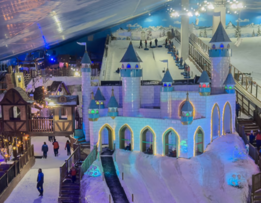 Castelo de gelo iluminado do Snowland Gramado.