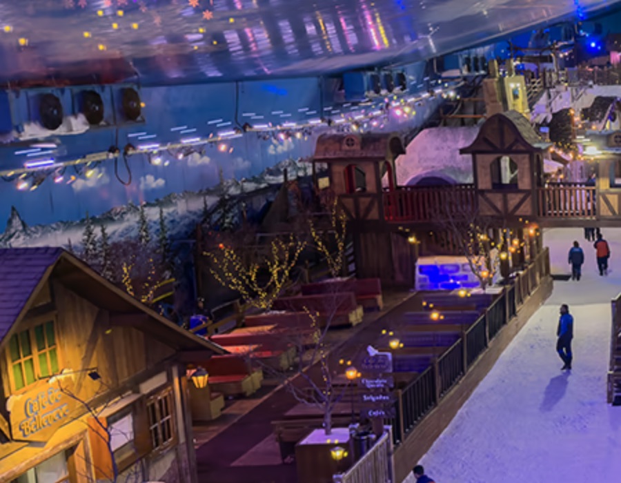 Vila da Neve do Snowland Gramado, com casario alpino iluminado.