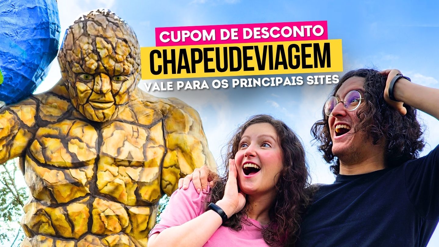 Lojas da Florybal em Gramado e Canela: Jardim encantado, mirante e onde fica cada uma 1 Cupom Parque Florybal CHAPEUDEVIAGEM - Ph e Andy ao lado do Golem