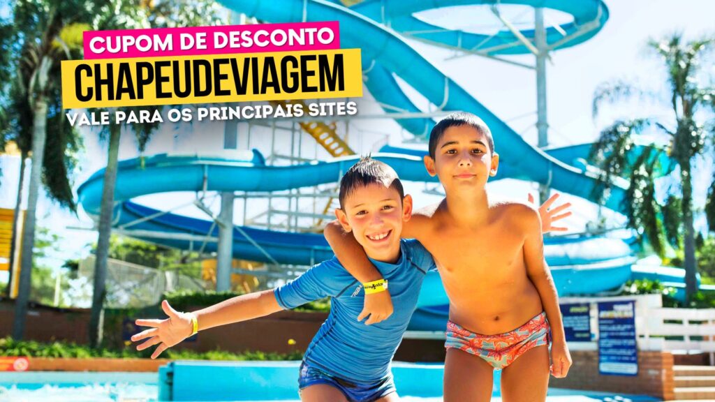 Crianças se divertindo nas piscinas do Aquamania, em Foz do Iguaçu