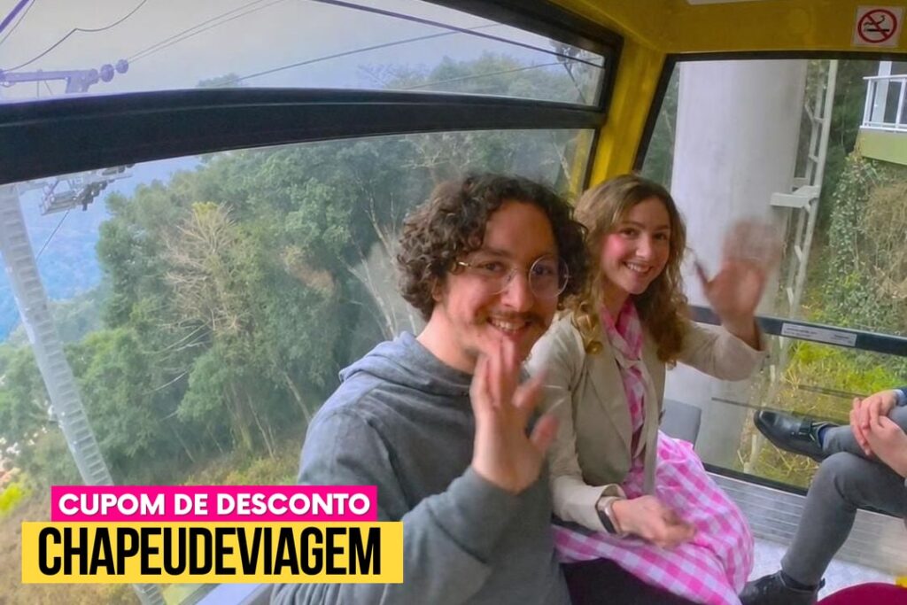Gramado com chuva: parques cobertos e como remarcar o ingresso 14 Visitantes dentro da cabine dos Bondinhos Aéreos de Canela