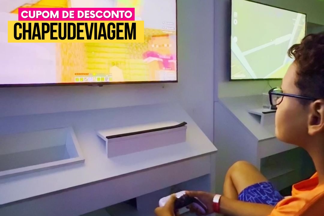 Cupom Mundo Lugano CHAPEUDEVIAGEM - até 17% de Desconto, Guia Completo 5 Criança jogando videogame em tela grande no Mundo Lugano