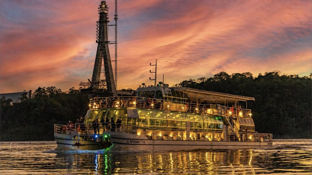 Barco Kattamaram no rio ao pôr do sol