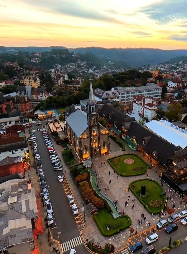 Vista aérea de Gramado ao pôr do sol, com a Igreja Matriz São Pedro