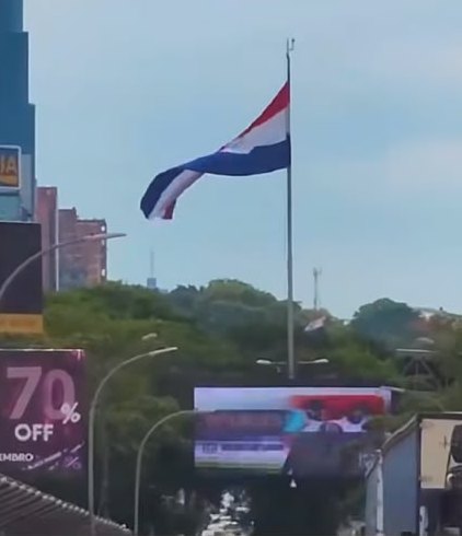 Bandeira do Paraguai em Ciudad del Este, perto da Ponte da Amizade