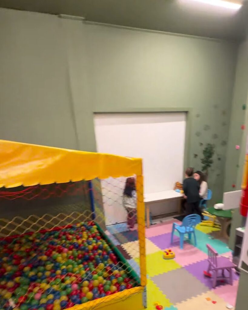 Espaço kids do Bifê Restaurante em Gramado, com piscina de bolinhas e mesinhas
