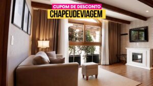 Sala da suíte com sofá e lareira no Buona Vitta Gramado Resort - Cupom CHAPEUDEVIAGEM