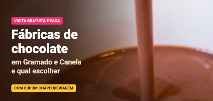 Chocolate quente sendo servido numa xícara, capa do guia de fábricas de chocolate em Gramado e Canela com cupom CHAPEUDEVIAGEM