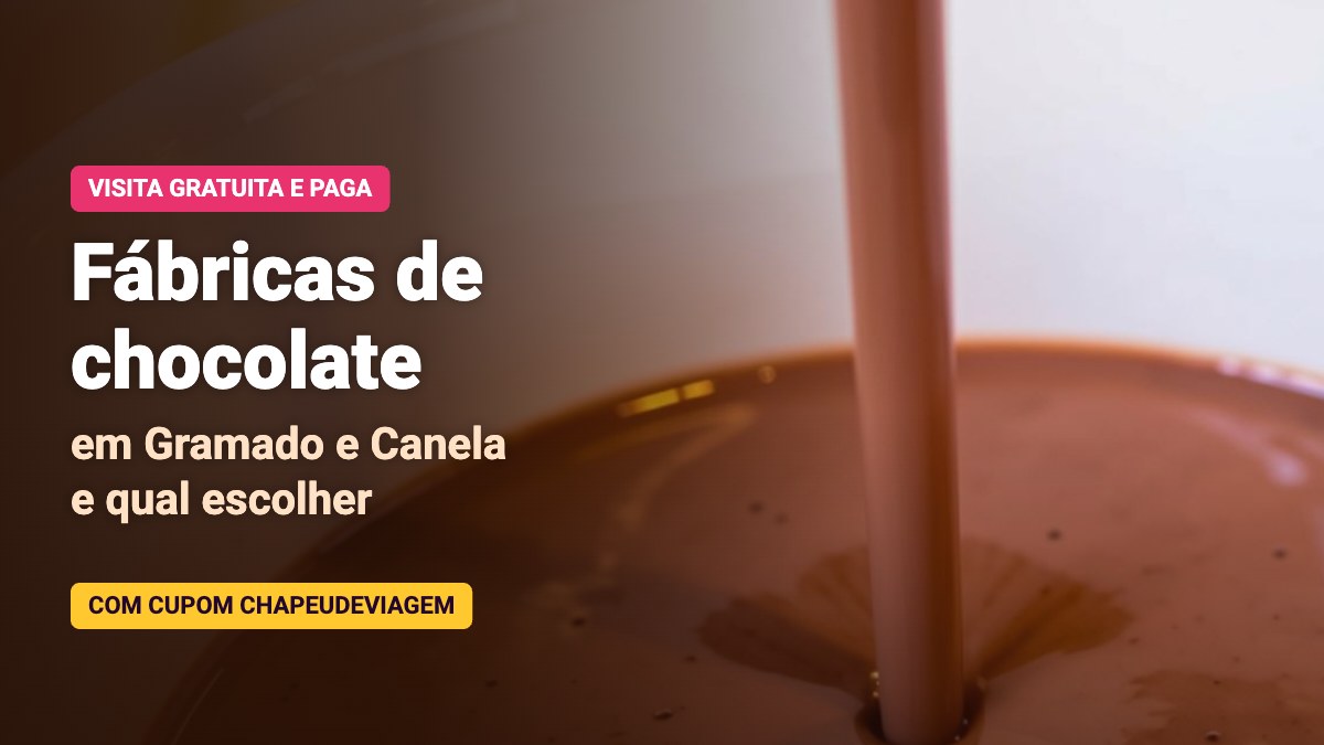Fábricas de chocolate em Gramado e Canela: quais têm visita gratuita e qual escolher 1 Chocolate quente sendo servido numa xícara, capa do guia de fábricas de chocolate em Gramado e Canela com cupom CHAPEUDEVIAGEM