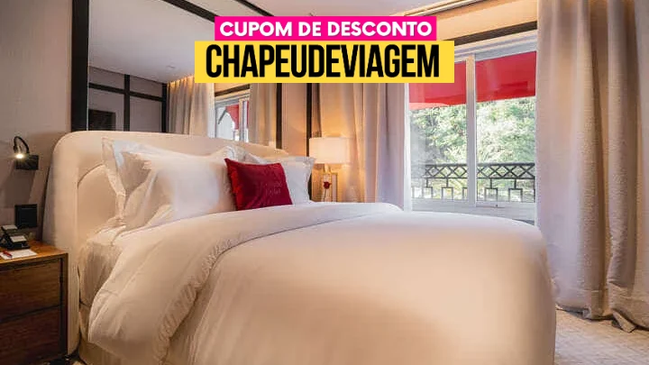 Suíte com janela e cortinas do Hotel Sofistic Gramado, no centro de Gramado
